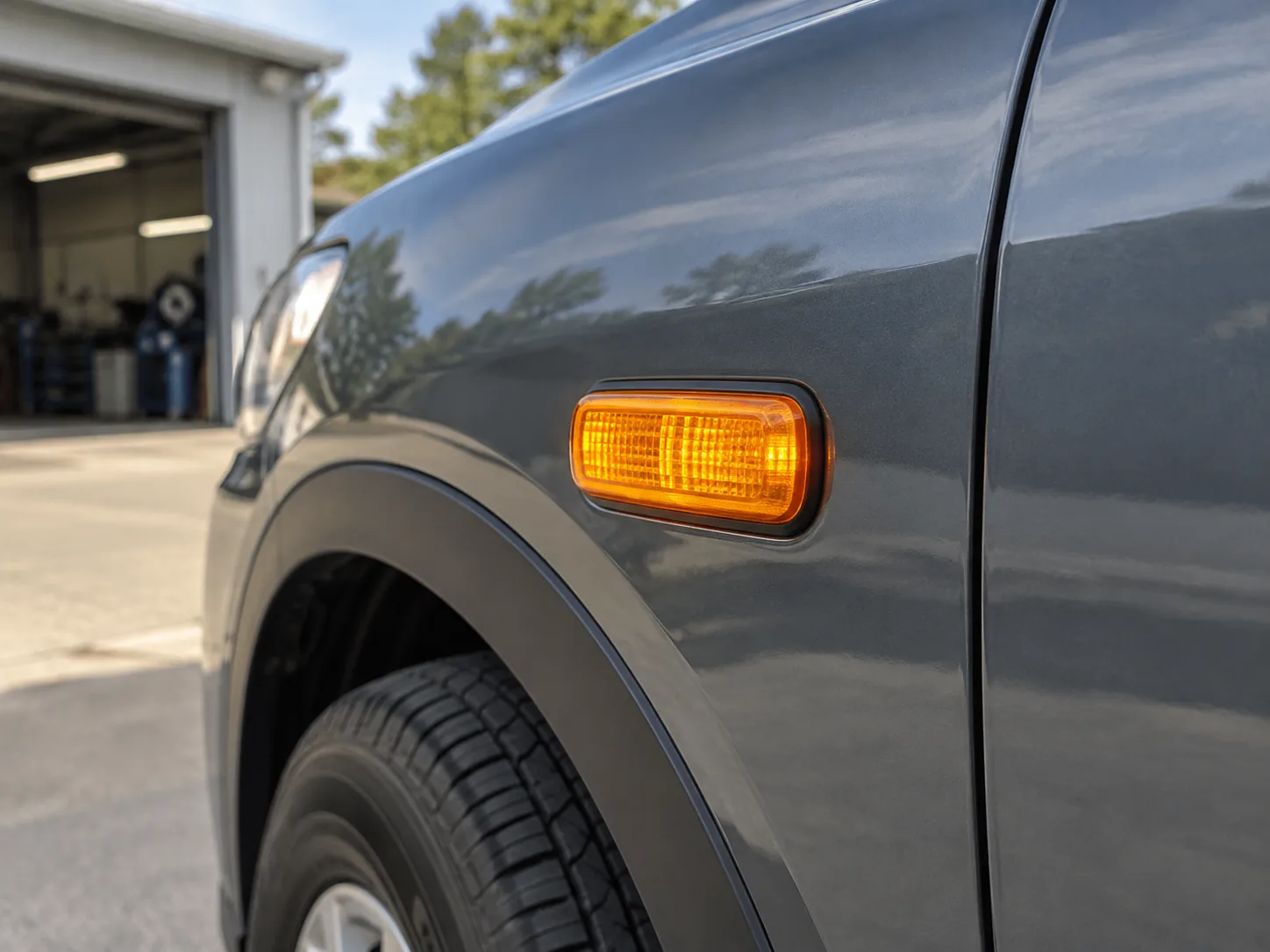 Side marker lamp and replacement bulb beside a vehicle fender